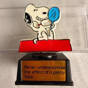 SNOOPY PEANUTS "NEVER UNDERESTIMATE..." AVIVA TROPHY GRAM FIGURE FIGURINE 1970'S